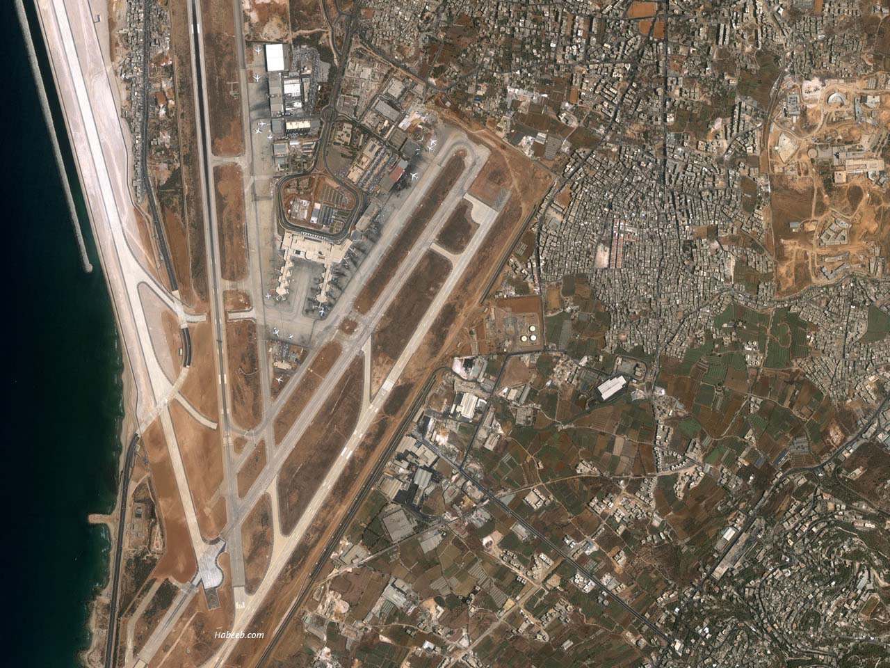 Аэропорт бейрут. Бейрут аэропорт. Разбомбили аэродром в Бейруте. Бейрут с космоса. Аэропорт Баку с космоса.